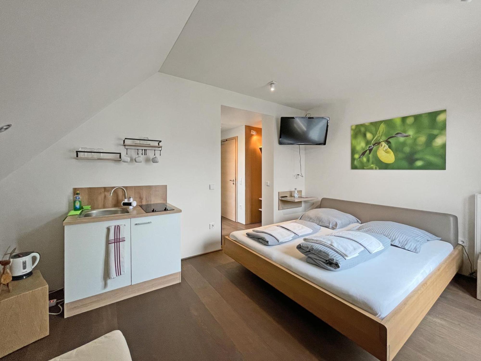 Modernes & Gepflegtes Hotelzimmer Mit Kueche! Bernstadt  Eksteriør bilde
